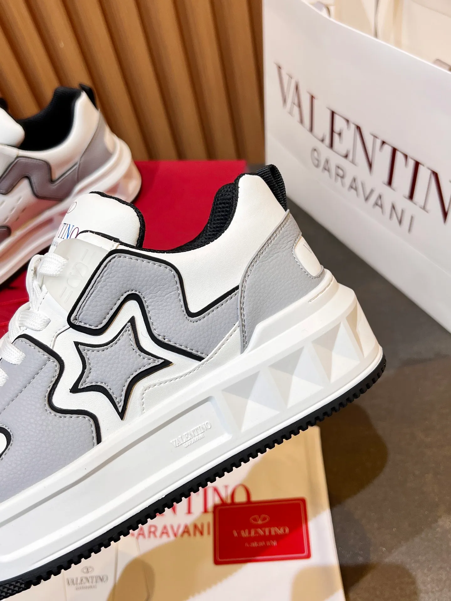 👟👟Ex-factory price 660👟👟 𝑽𝒂𝒍𝒆𝒏𝒕𝒊𝒏𝒐Valentino 𝑶𝒏𝒆𝑺𝒕𝒖𝒅 Couple casual sports shoes series Valentino 2024 new couple sports shoes are on sale. The original ZP was purchased and dismantled. Repeated pattern making and modification. I tried my best to restore it one to one! Top luxury masterpiece Signature five-pointed star design Soft and comfortable genuine leather with contrasting colors brings excellent and elegant texture and excellent on-foot comfort Top purchasing version upper: imported calfskin surface/original oil edge craftsmanship Outsole: original development 𝐓𝐏𝐔 two-color combination outsole Packaging: original configuration complete package Code number: 34-𝟒𝟓